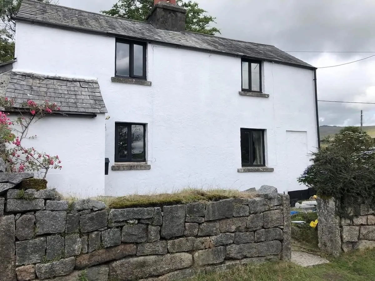 Render repair and exterior repaint of a cottage in Camelford